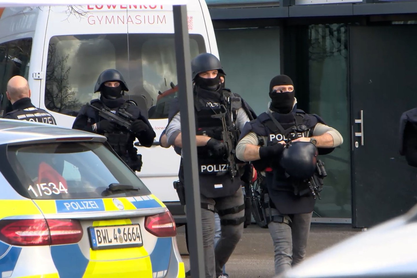 Spezialeinsatzkräfte der Polizei sind an der Schule in St. Leon-Rot im Einsatz.