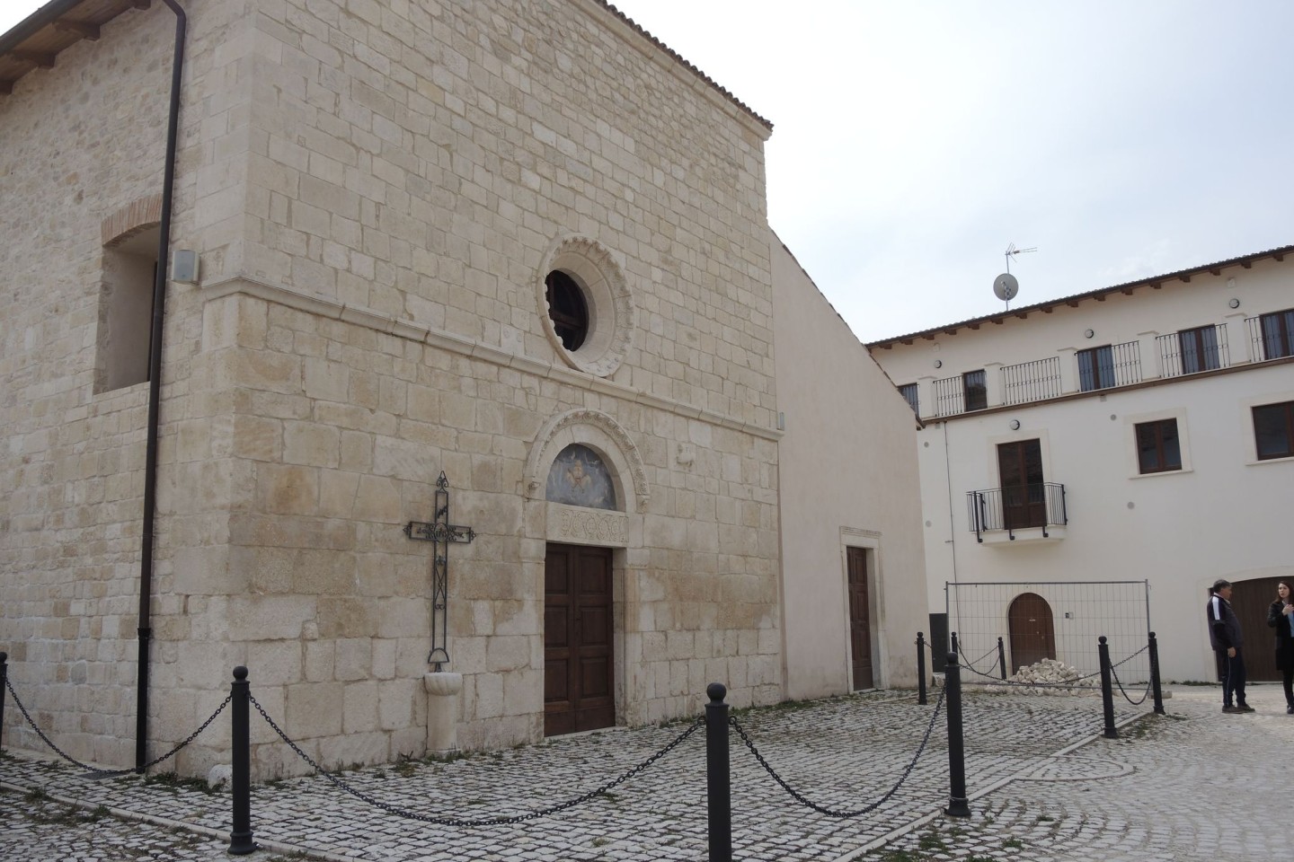 Kirche des Abruzzen-Dorfes L'Aquila. Nach tagelanger Suche wurde ein vermisster deutscher Student in den Abruzzen tot entdeckt. (Symbolbild)