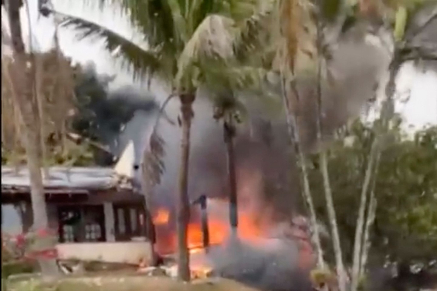 Dieser Ausschnitt aus einem Video zeigt das Feuer, das von einem Flugzeug ausgeht, das in Vinhedo im brasilianischen Bundesstaat Sao Paulo neben einem Haus abgestürzt ist.