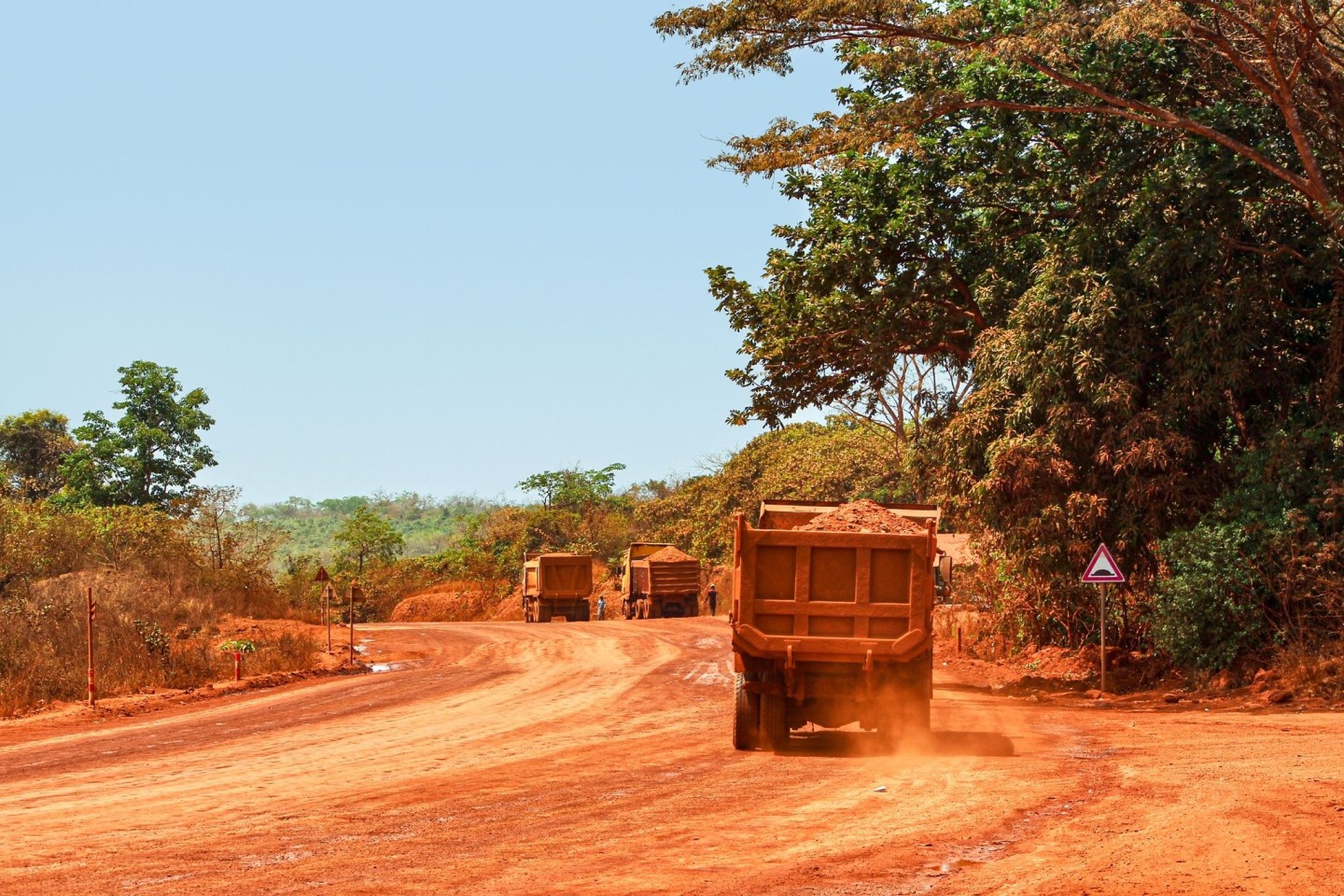 Lastwagen transportieren Bauxit entlang einer Bergbau-Transportstraße. Laut einer Studie werden mehr als ein Drittel der Menschenaffenpopulation in Afrika durch Bergbau gefährdet.