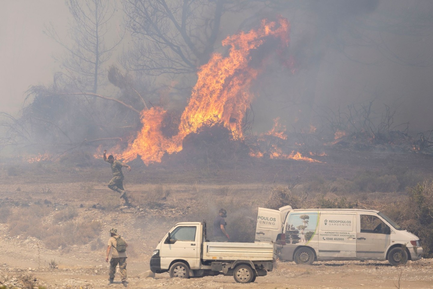 Brände auf Rhodos: Freiwillige bekämpfen die vielen Feuer mit einfachsten Mitteln, Gartenschläuche und Feuerlöscher kommen zum Einsatz.