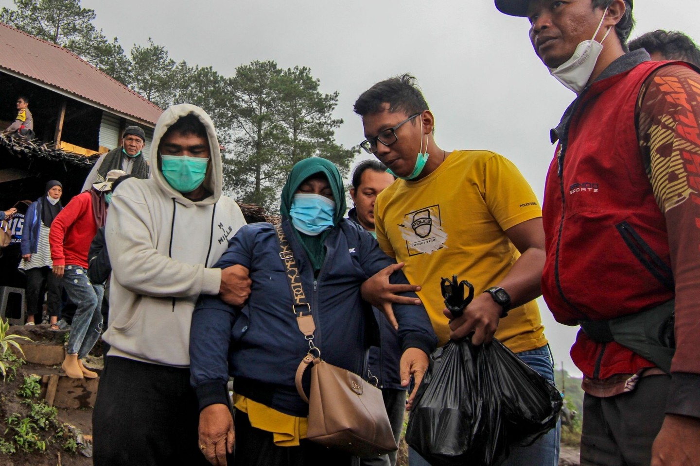 Mehr als 30 Teams mit insgesamt 300 Rettungskräften sind auf dem Marapi im Einsatz.