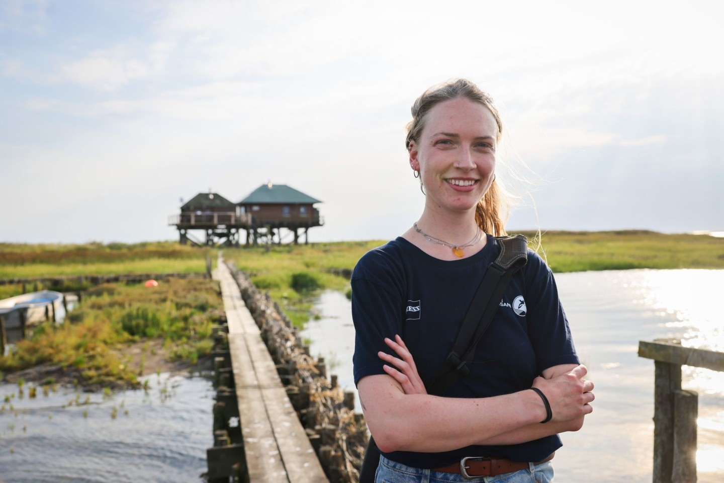 Nele Waltering, Vogelwartin des Vereins Jordsand auf Norderoog, steht auf dem Anleger der Hallig Norderoog. Die Vogelwartin lebt monatelang alleine auf der 9 Hektar großen Hallig im Wattenm...