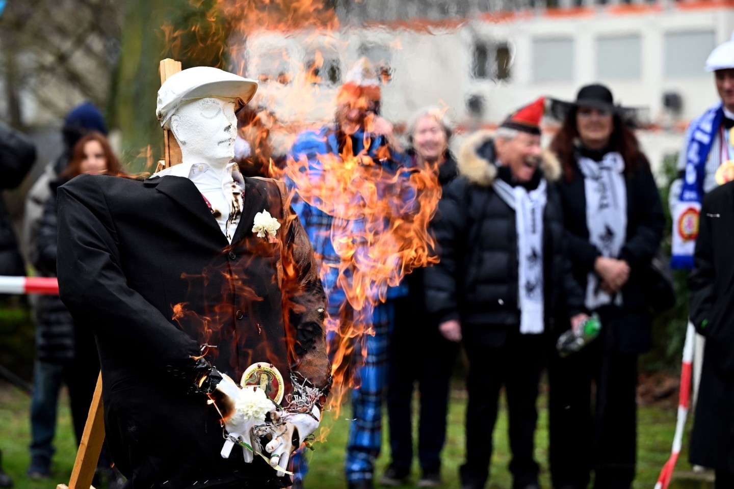 Die Karnevalsfigur Hoppeditz steht in Düsseldorf in Flammen.