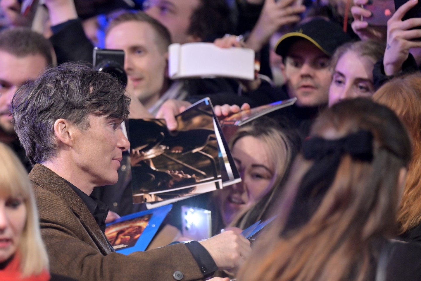 Heiß begehrt: Cillian Murphy gibt am Eröffnungsabend der Berlinale Autogramme.