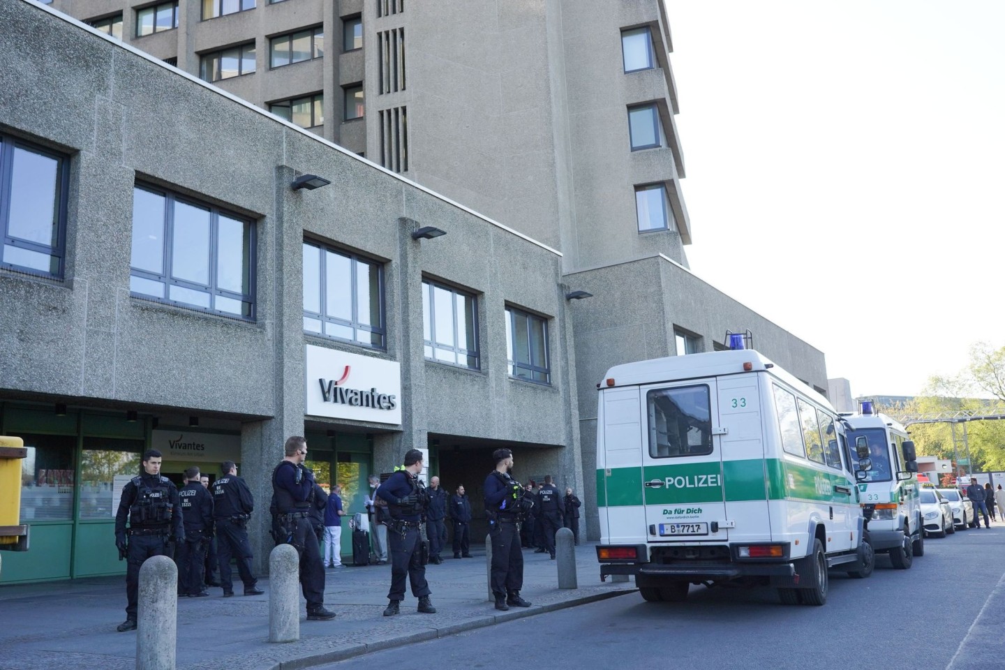 Polizisten bewachen das Urban-Krankenhaus in Berlin. (Symbolbild/Archivbild).
