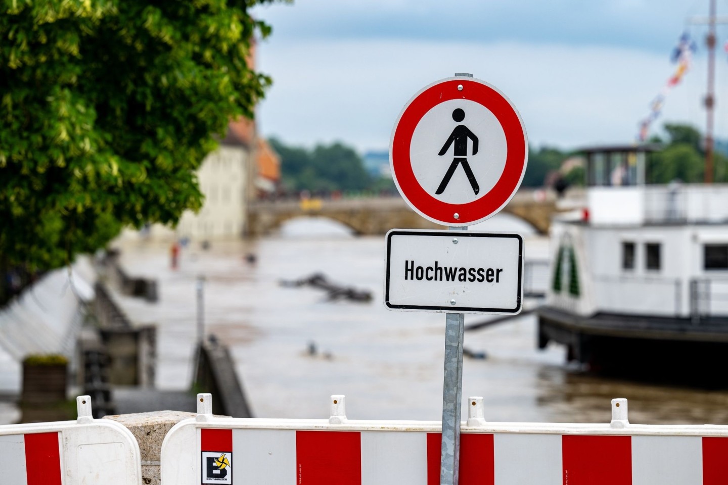 Seit Tagen kämpfen Helfer in Bayern und Baden-Württemberg gegen die Flut und ihre Folgen.