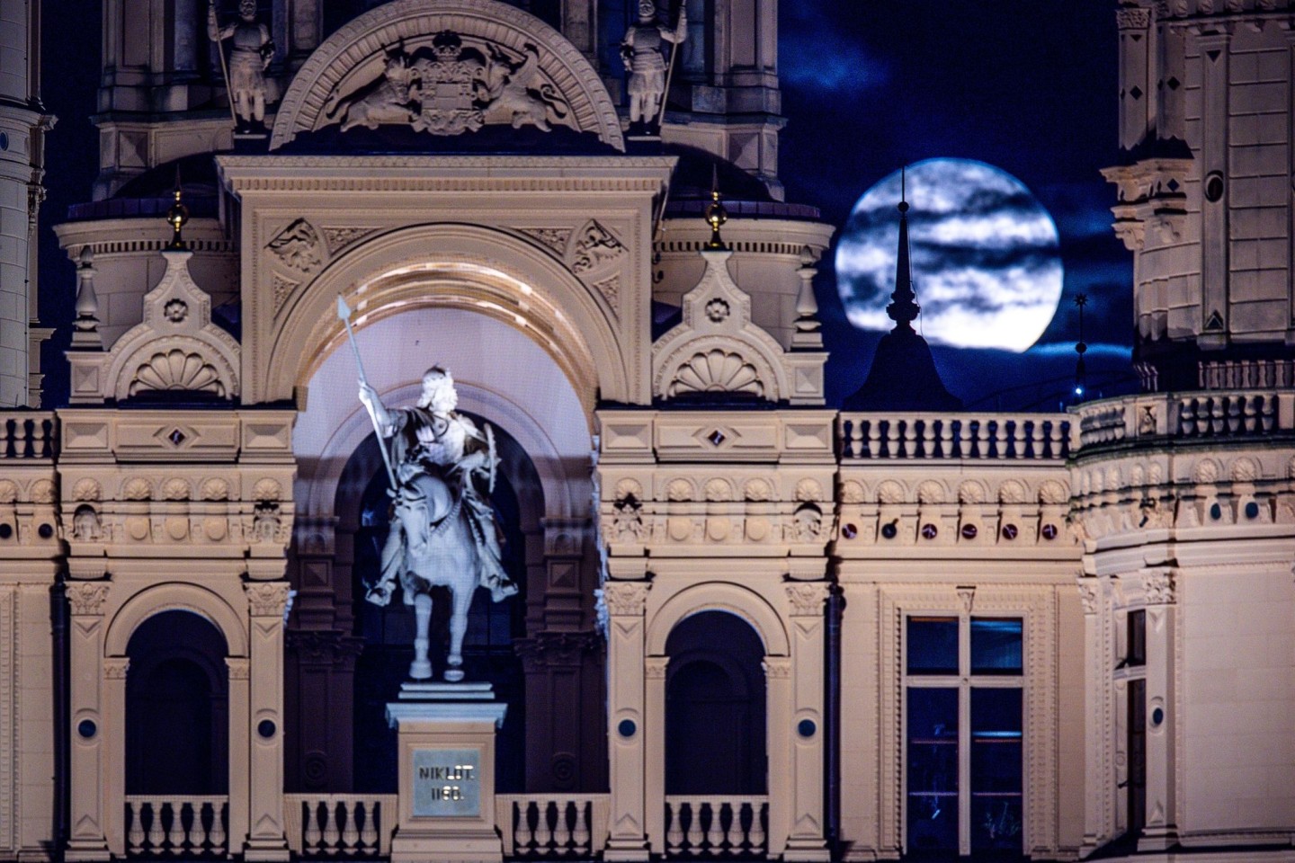 Der Vollmond geht über dem Schweriner Schloss auf.