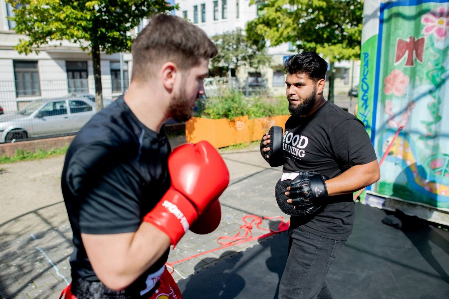 Aytac Alsancak (r.), und Oguzhan Demir, beide Boxtrainer im sogenannten Hood Training, auf dem Quartiersplatz Leher Pausenhof im Stadtteil Lehe.