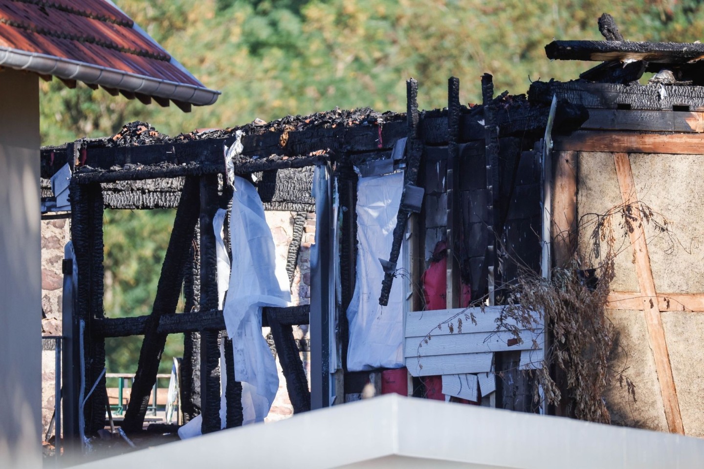 Nach dem Brand in einer Ferienunterkunft mit mehreren Toten im Elsass ermitteln die Behörden weiter.