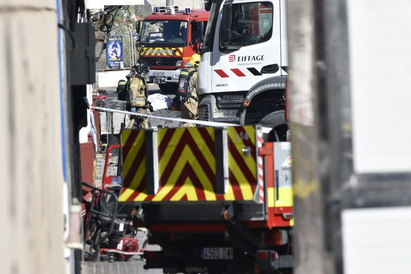 Feuerwehrleute arbeiten vor der Diskothek «Teatre», in der ein Feuer ausgebrochen war.