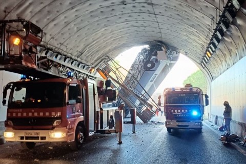 Bus nach Unfall fast in der Senkrechten: 31 Verletzte