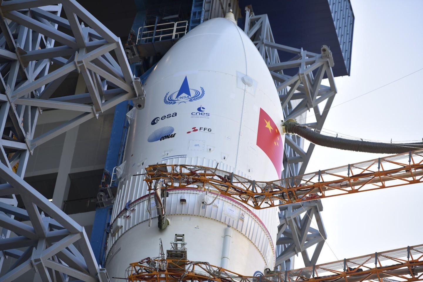 Zwei Trägerraketen vom Typ «Langer Marsch 5» will China nutzen, um zum Mars zu fliegen und von dort Gestein zurückzubringen. (Archivbild)