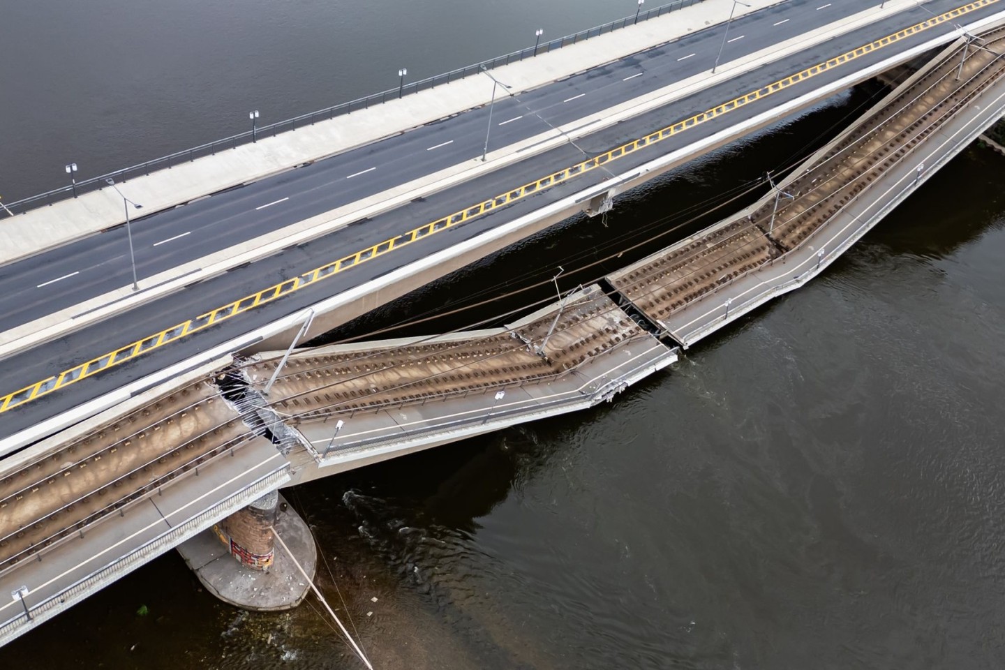 Teile der Carolabrücke über der Elbe sind eingestürzz.