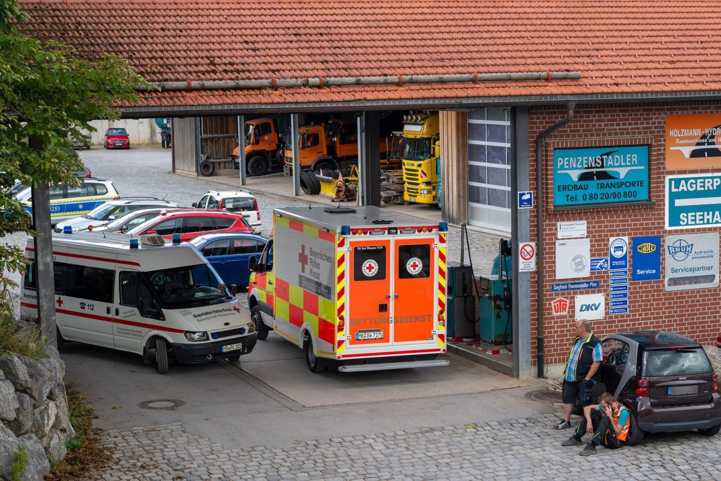 Bei einem Arbeitsunfall in einer Entsorgungsfirma in Oberbayern sind drei Männer in einem Kanalsystem ertrunken.