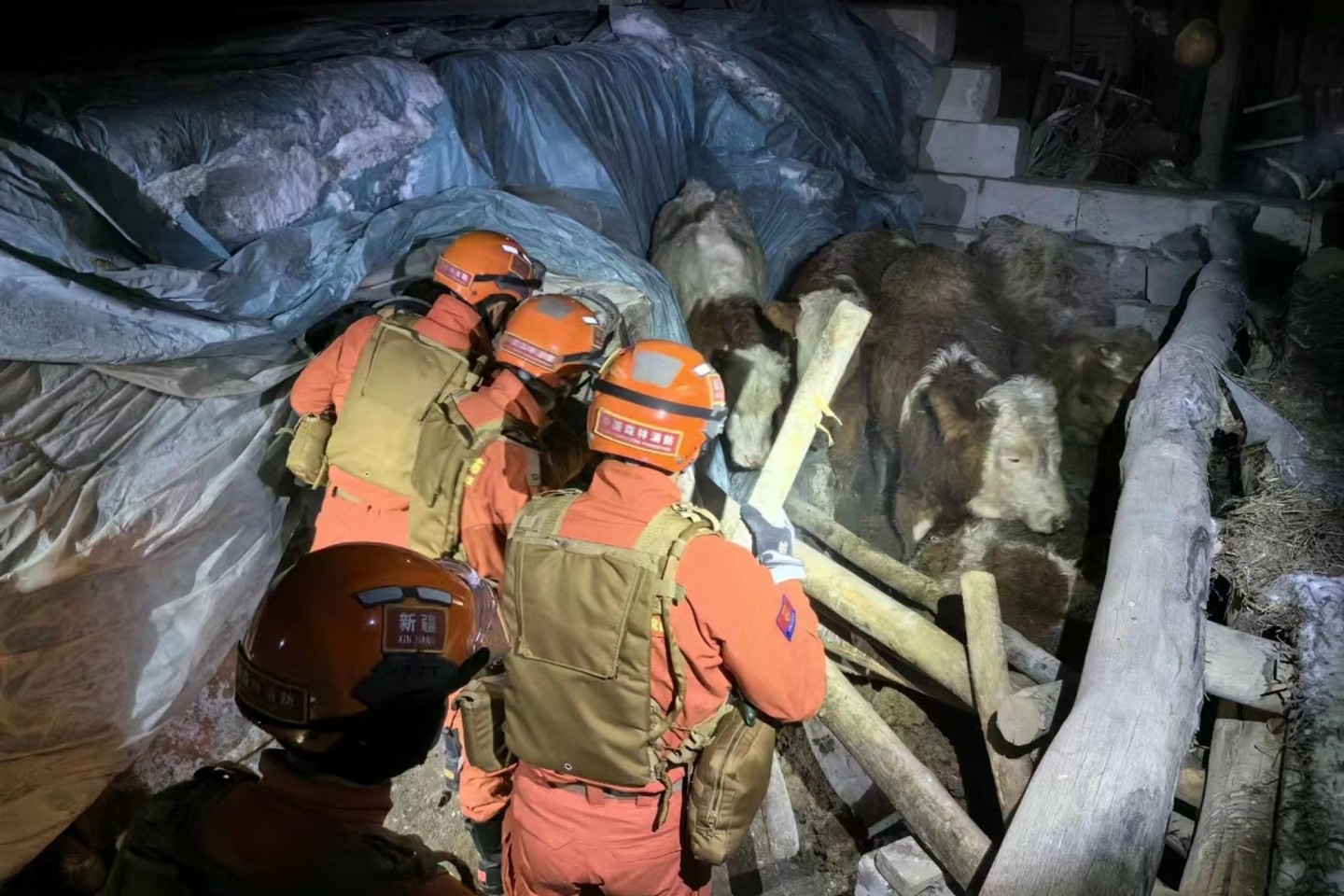 Rettungskräfte in der Gemeinde Yamansu im Einsatz.