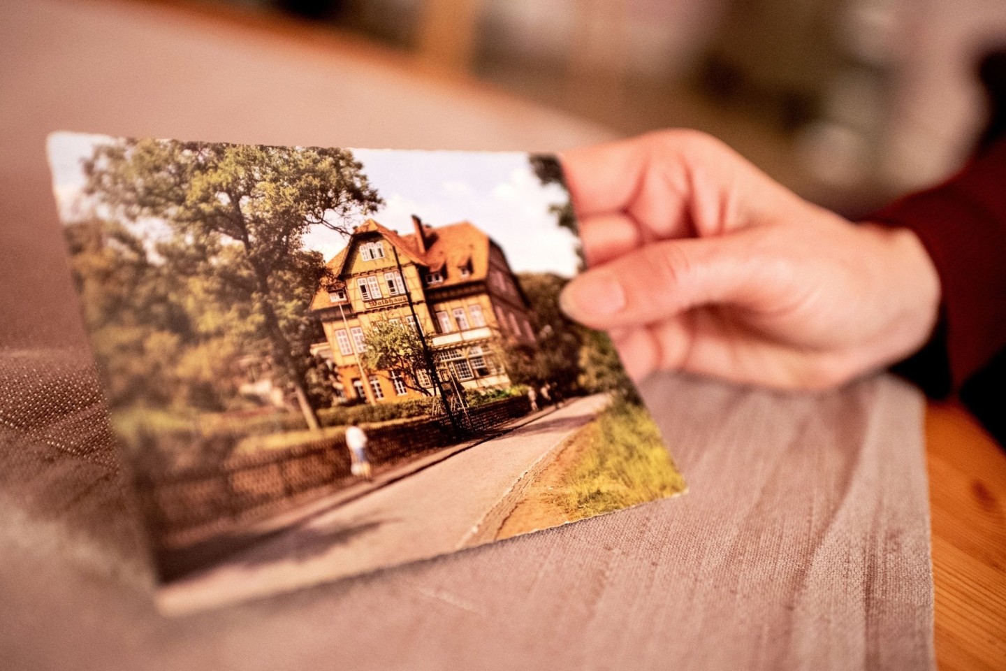 Die historische Postkarte zeigt die Kinderheilanstalt «Waldhaus» in Bad Salzdetfurth. In diesem Heim und ähnlichen Einrichtungen soll es in der Nachkriegszeit zu Misshandlungen von Klein-...