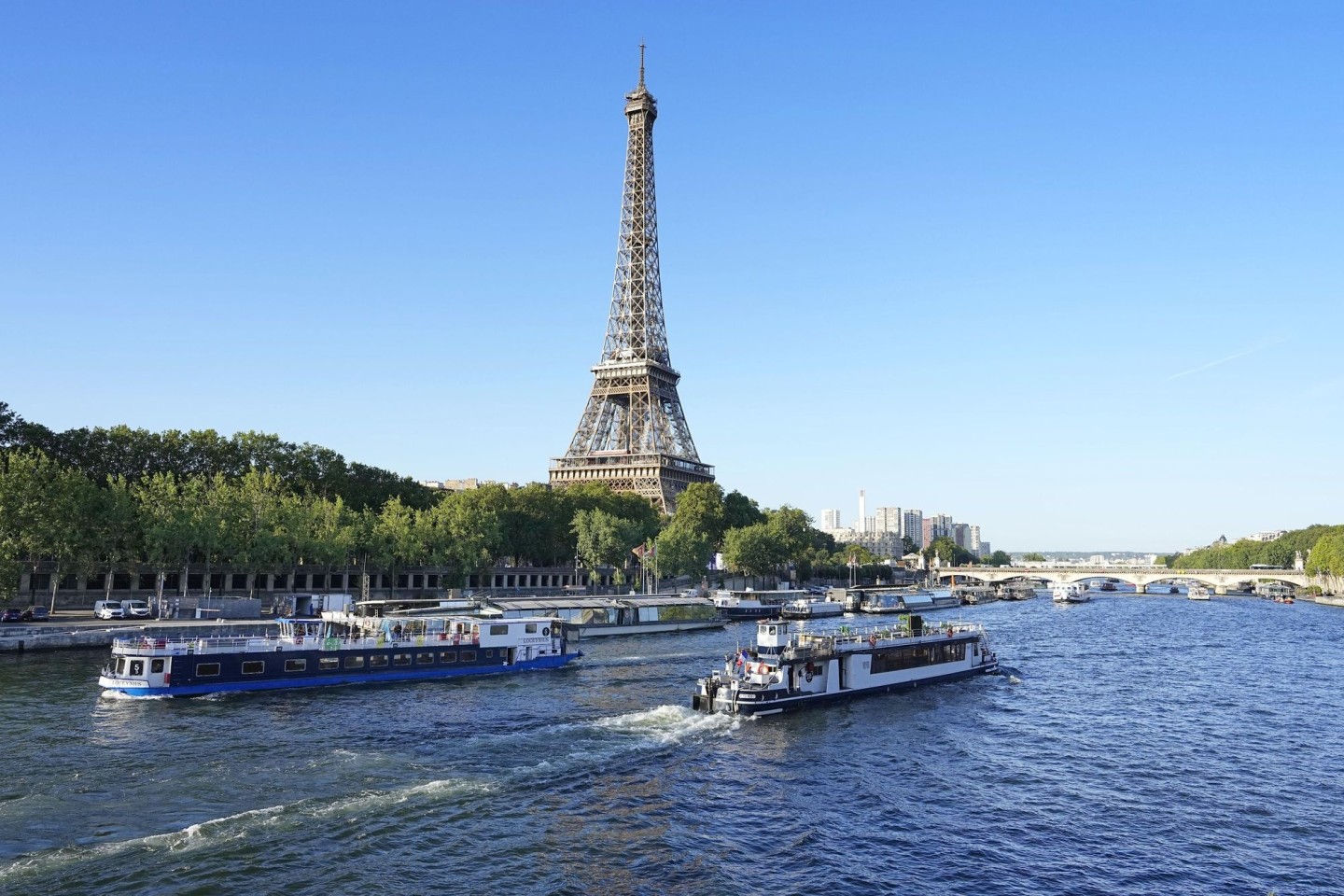 Der Eiffelturm in Paris ist wegen einer Bombendrohung evakuiert worden.