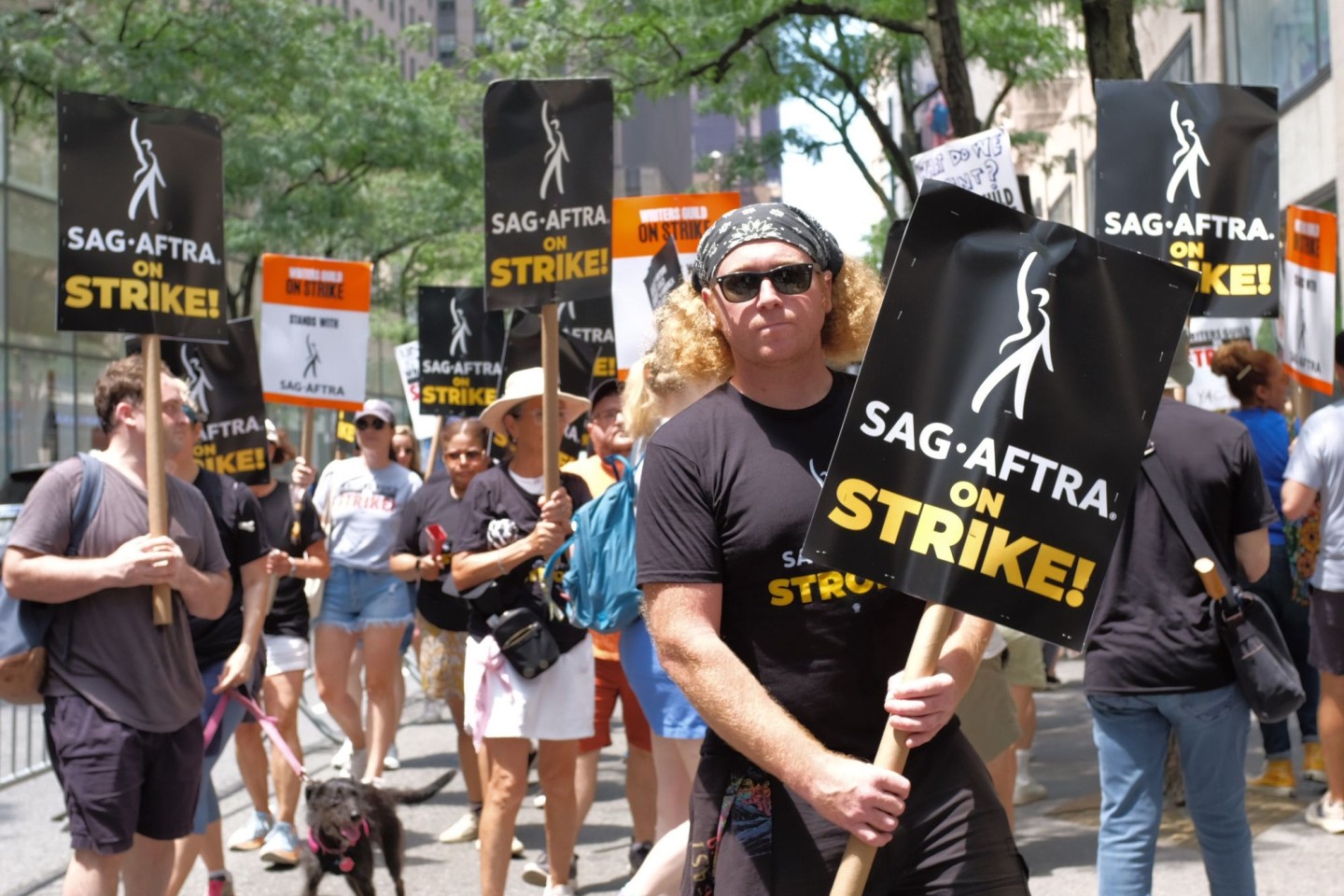 Der mit seinen Schauspielkollegen solidarische Requisiteur Keith Fennelly streikt vor dem NBC-Hauptsitz in New York für bessere Vergütung.