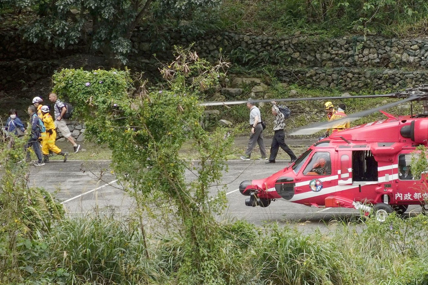 Menschen, die noch nach dem Erdbeben am 3. April im Taroko-Nationalpark festsaßen, konnten gerettet werden und verlassen in Begleitung von Rettungskräften den Hubschrauber.