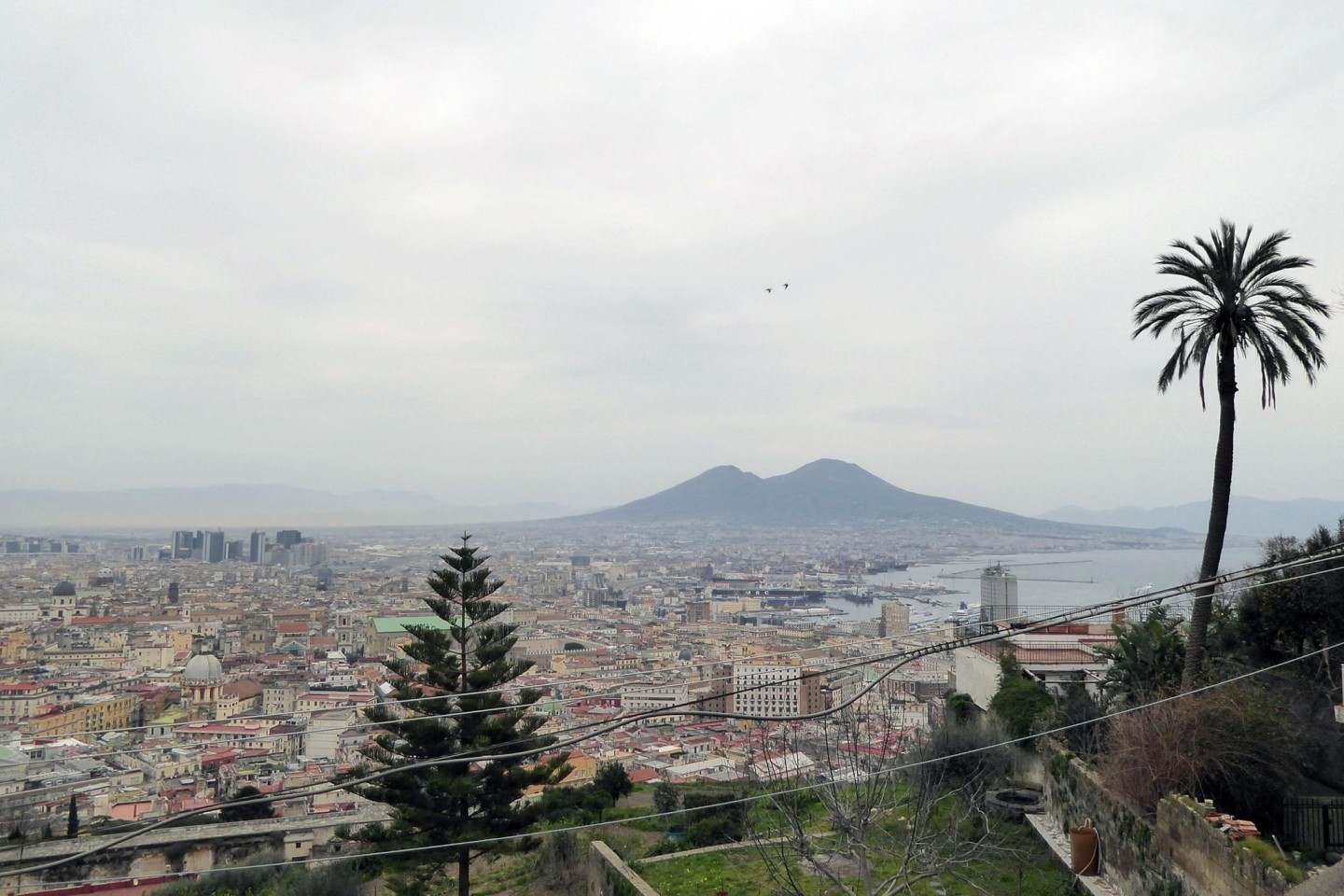 Blick vom Castel Sant'Elmo auf die Stadt und den Vulkan Vesuv.