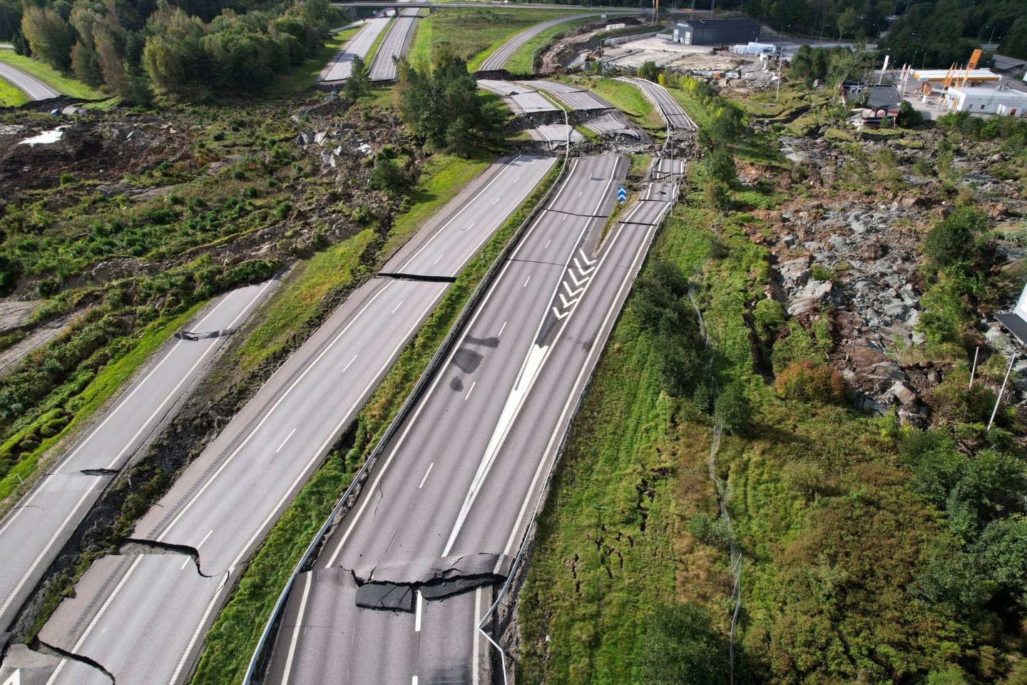 Nach einem Erdrutsch ist die Europastraße E6 beschädigt.