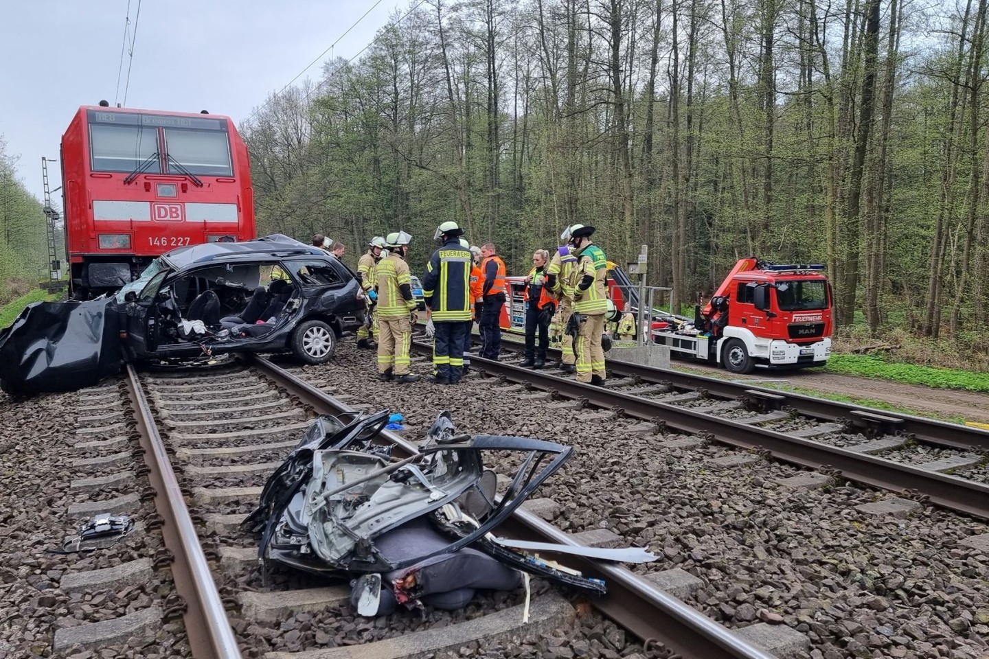 Beim Zusammenstoß eines Zuges mit einem Auto an einem Bahnübergang nahe Hannover kamen drei Menschen ums Leben.