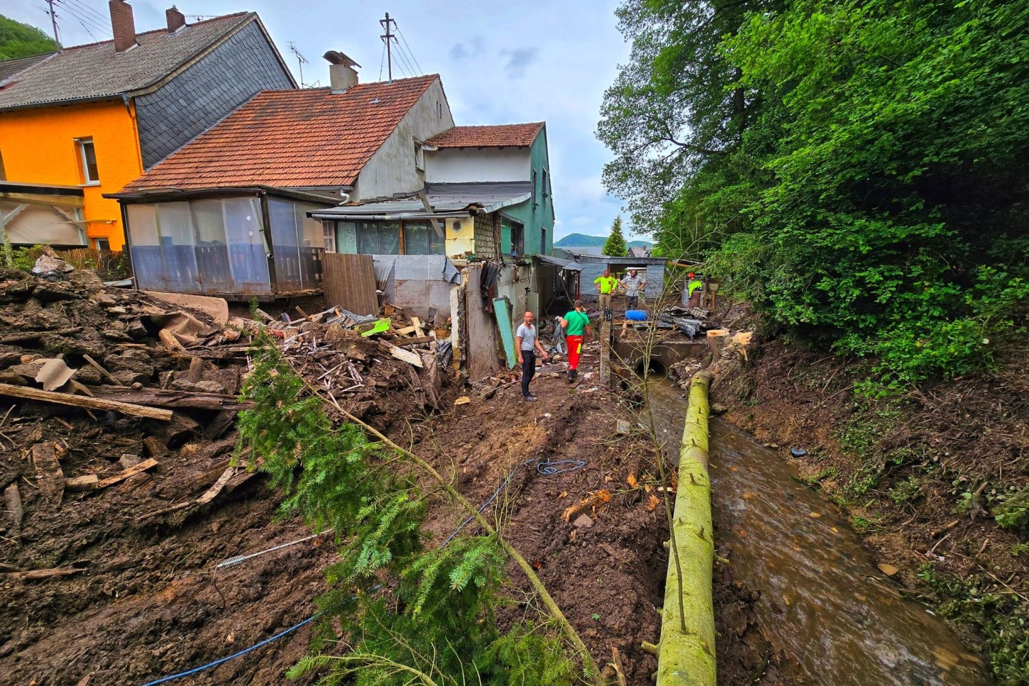 Aufräumarbeiten nach dem Hochwasser in Kirn-Sulzbach.