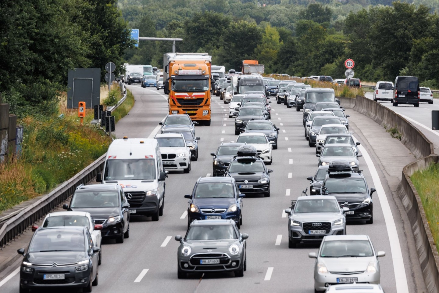 Am Wochenende könnte es nach Angaben des ADAC auf den Autobahnen voll werden.