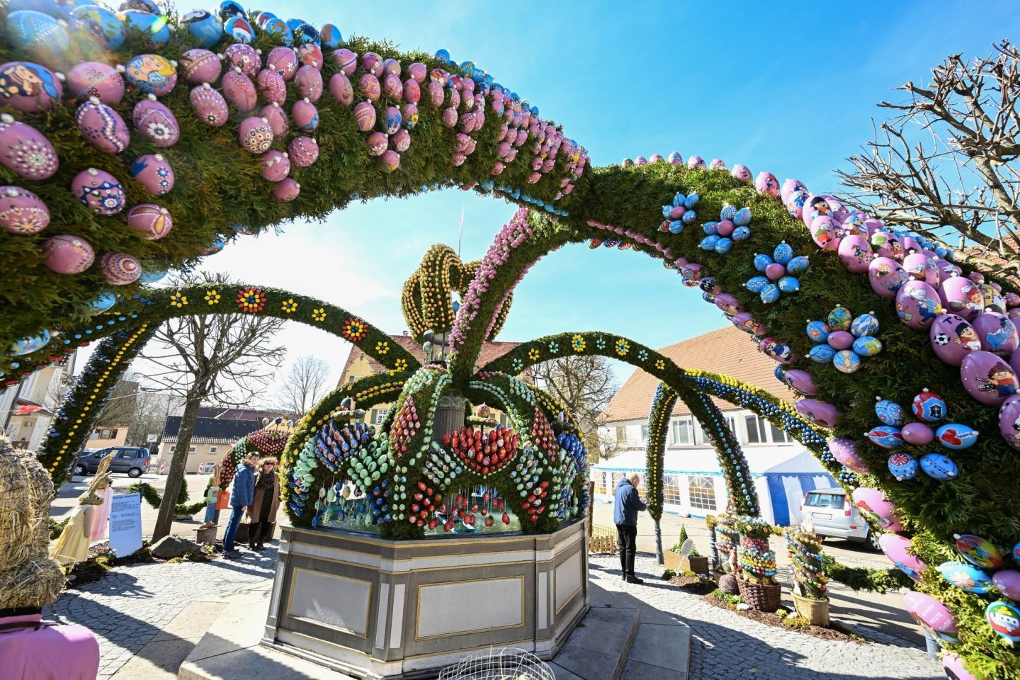 Ostereier zieren den Osterbrunnen in Schechingen.