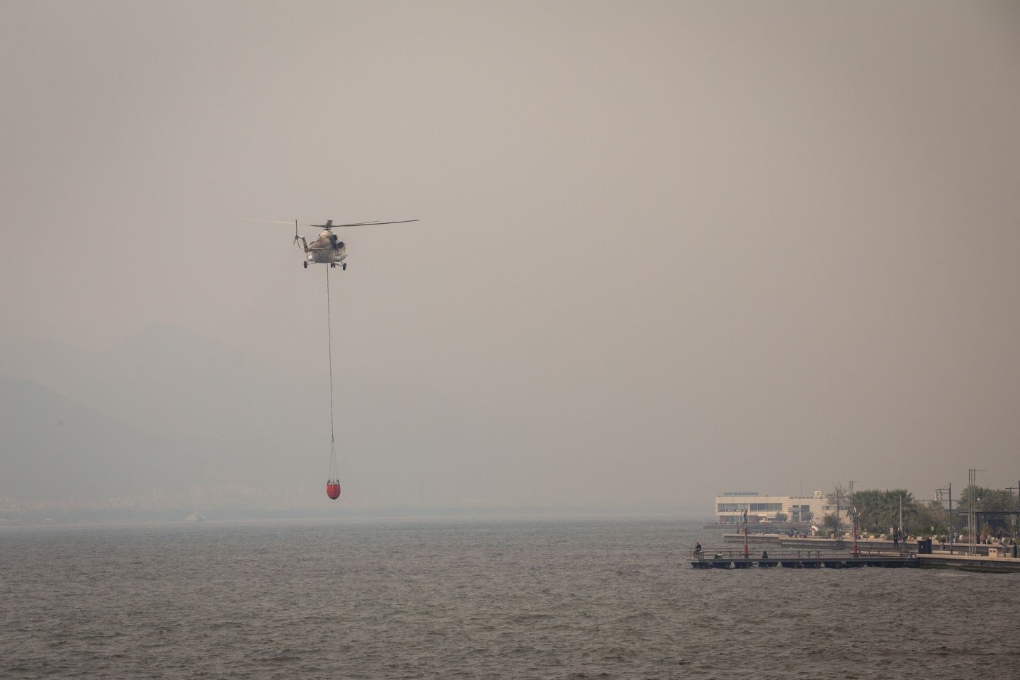 Tausende Einsatzkräfte bemühen sich, den Waldbrand bei Izmir unter Kontrolle zu bekommen.