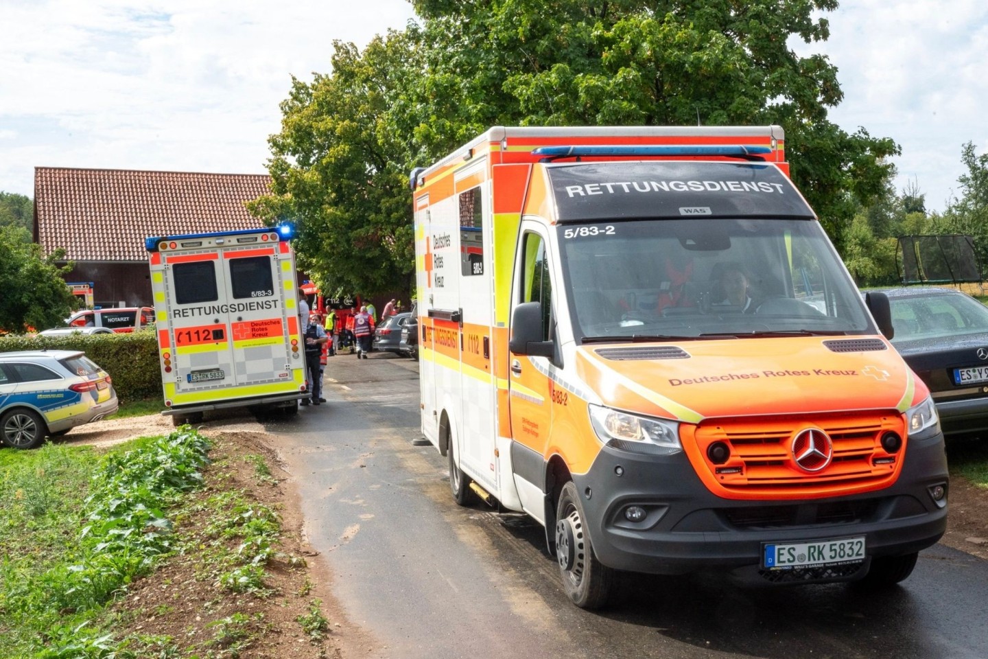 Rettungsdienste nahe der Unglücksstelle in Unterensingen.