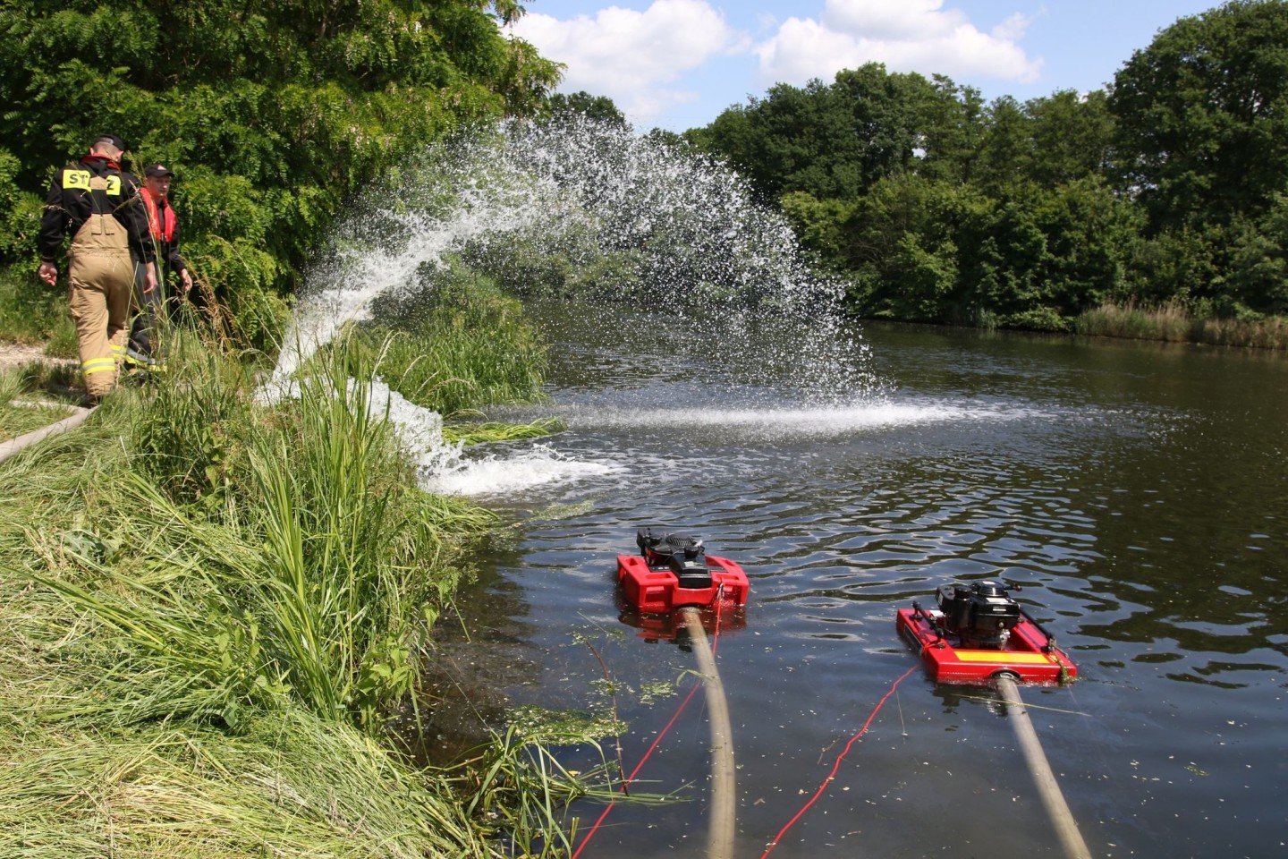 Feuerwehrleute pumpen Sauerstoff in den Gleiwitzer Kanal, um das Algenwachstum zu verhindern.