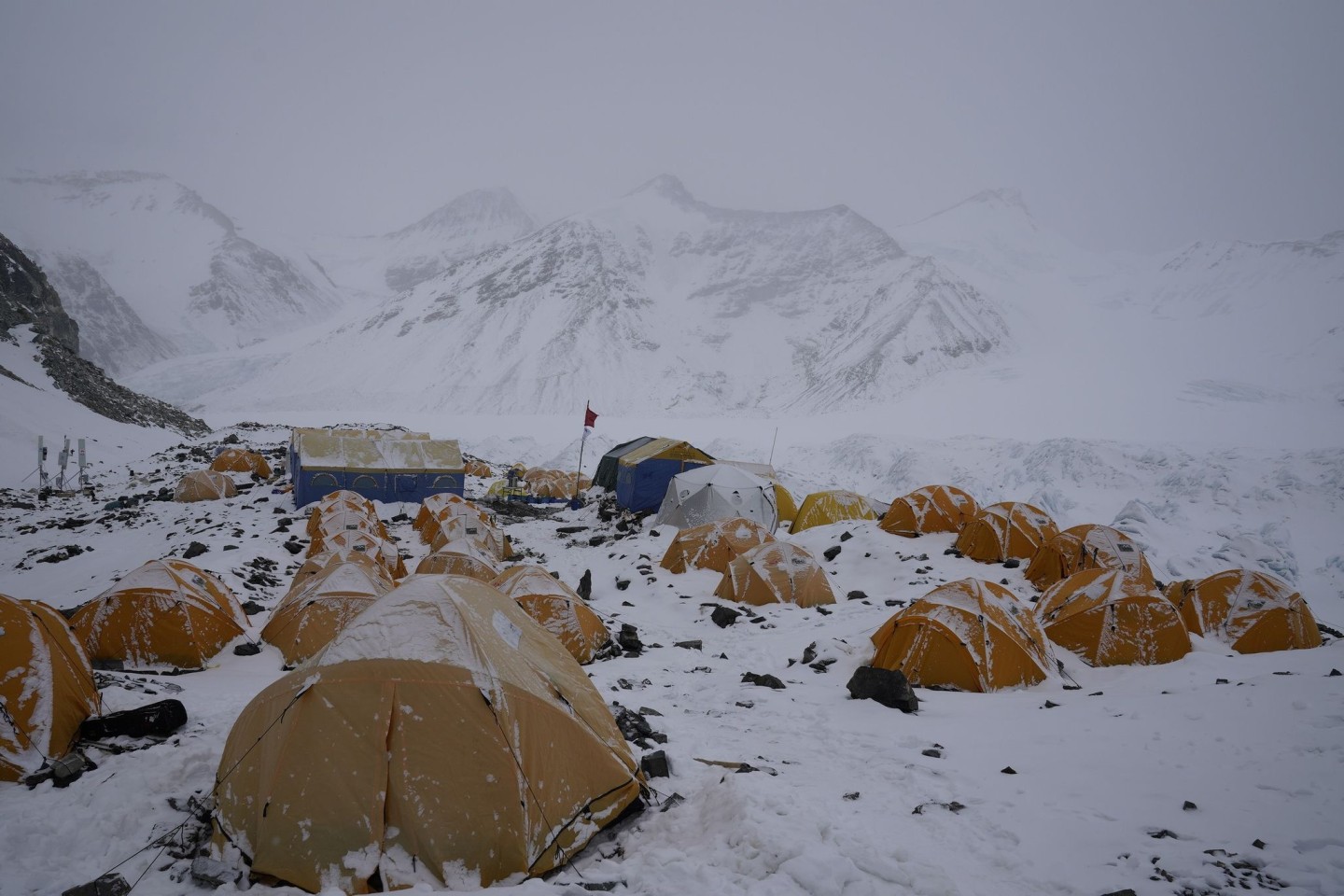 Eingeschneite Zelte stehen am vorgeschobenen Basislager in 6500 Metern Höhe am Mount Everest, der auf tibetisch «Qomolangma» heißt.