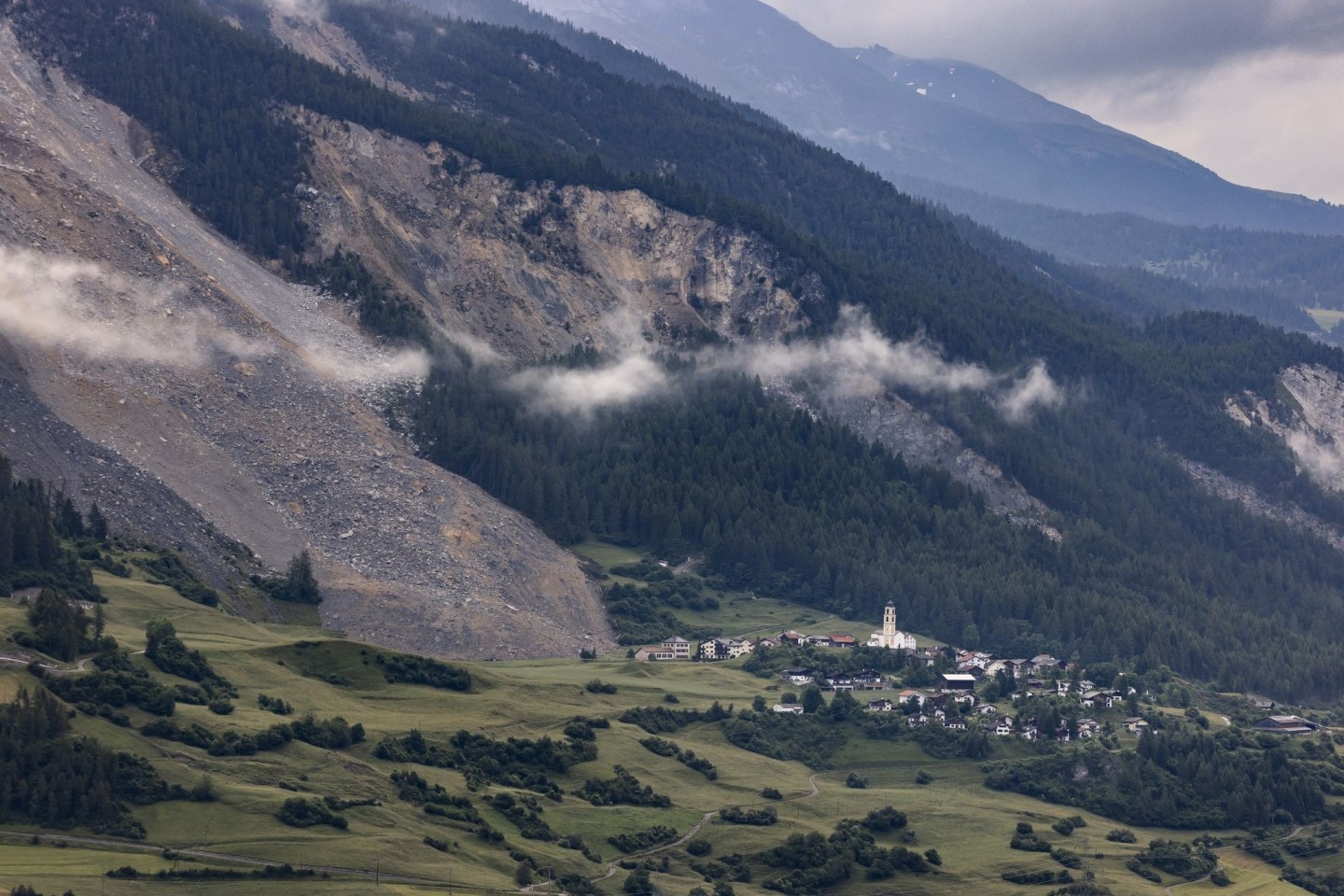 Ein gewaltiger Strom aus Fels und Geröll hat nur knapp das Schweizer Bergdorf Brienz verfehlt.