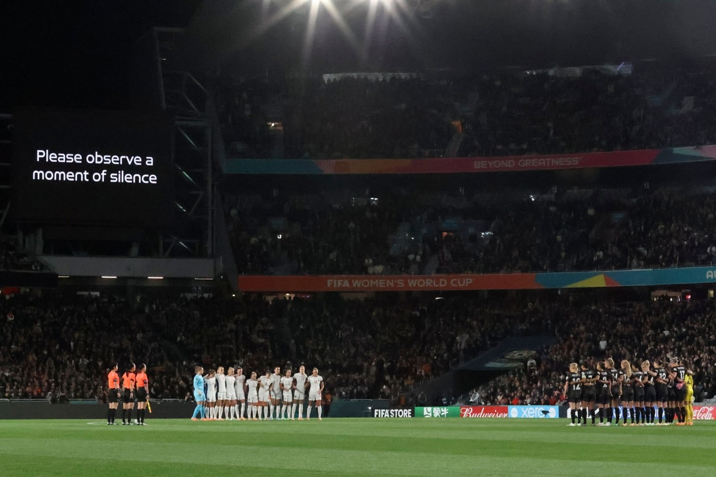 Das Eröffnungsspiel der Frauenfußball-WM begann mit einer Schweigeminute.