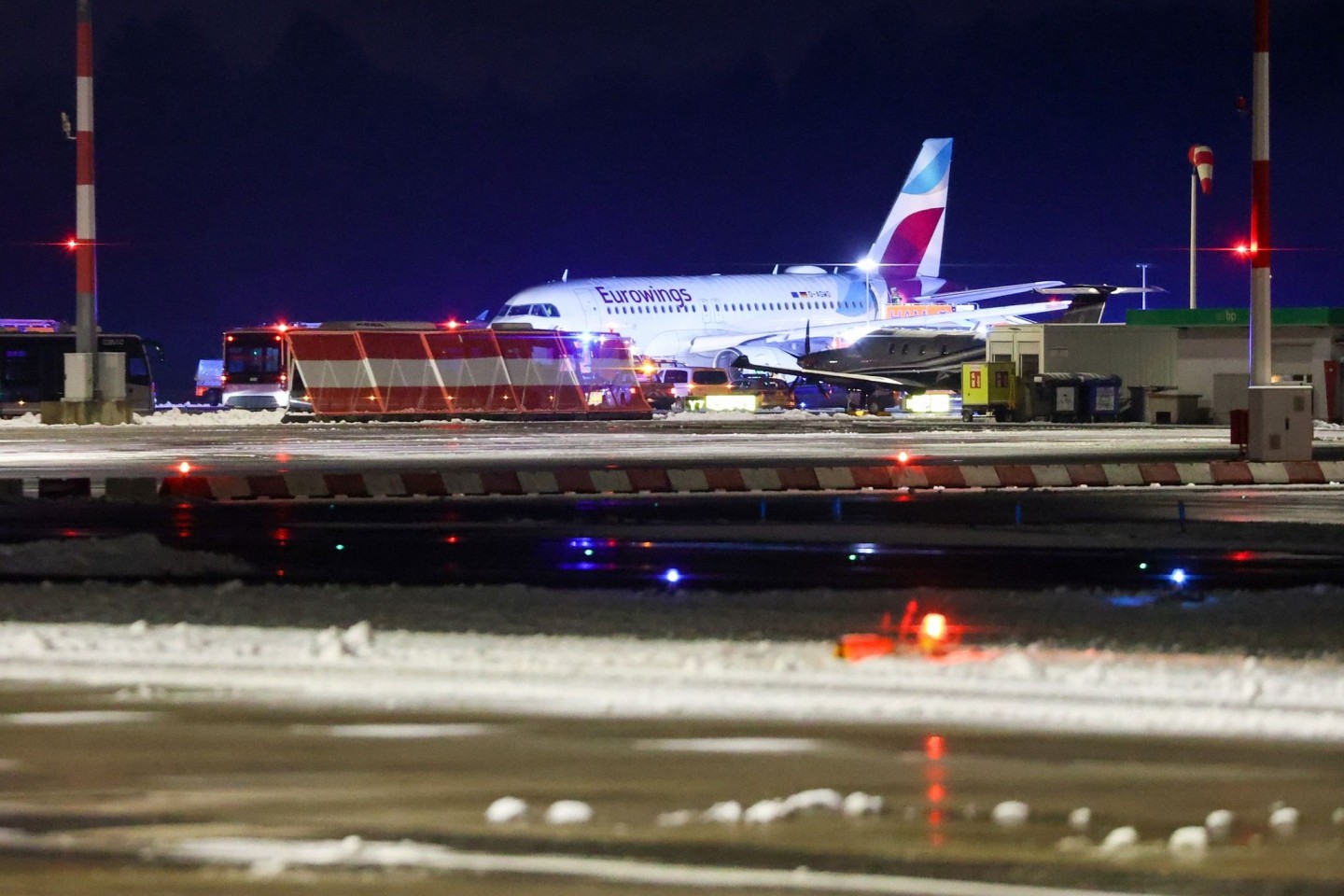 Auf dem Weg zum Parken ins Rutschen gekommen: die Maschine der Fluggesellschaft Eurowings auf dem Flughafen Hamburg.