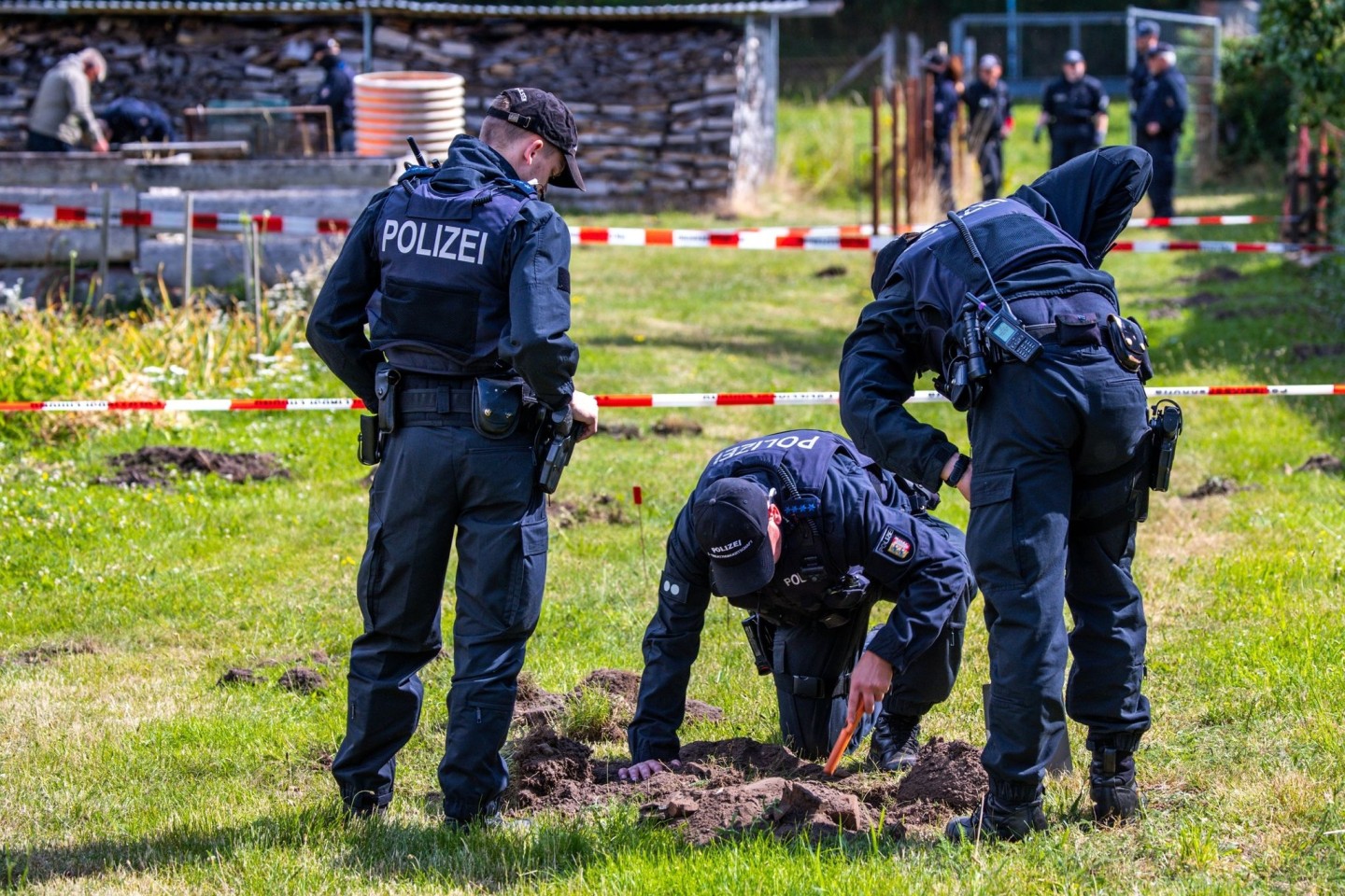 Polizisten und Archäologen suchen auf einem Privatgrundstück nach Beweisen für den Goldschatz-Diebstahl.