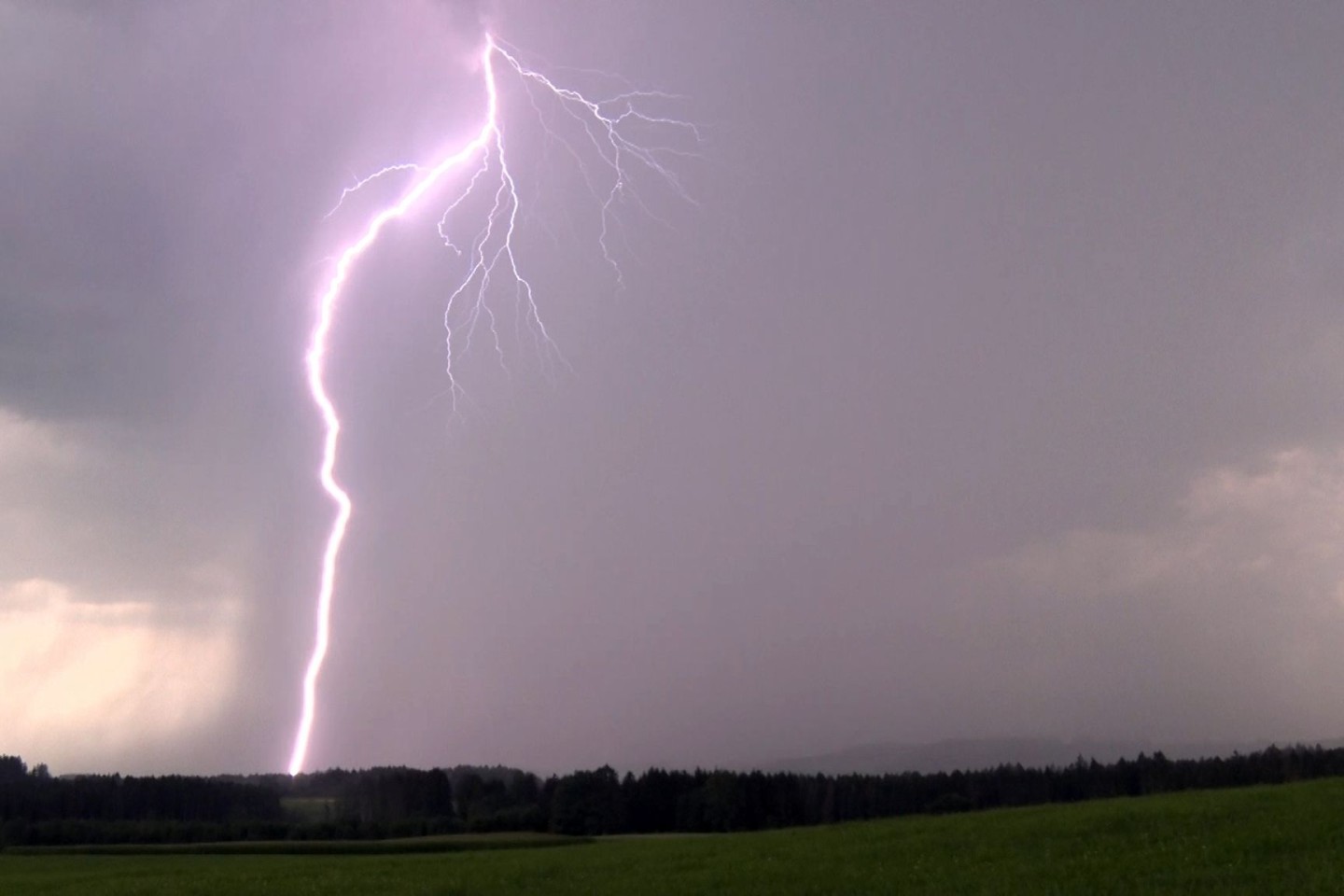 Blitze haben in Griechenland mindestens zehn Waldbrände verursacht. (Symbolbild)