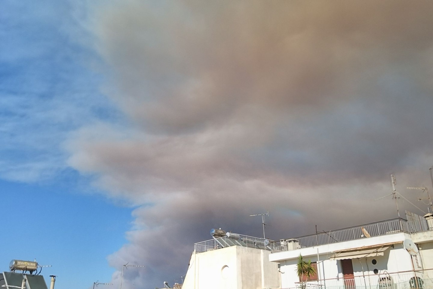 «Die Flammen steigen mehr als 25 Meter hoch.»