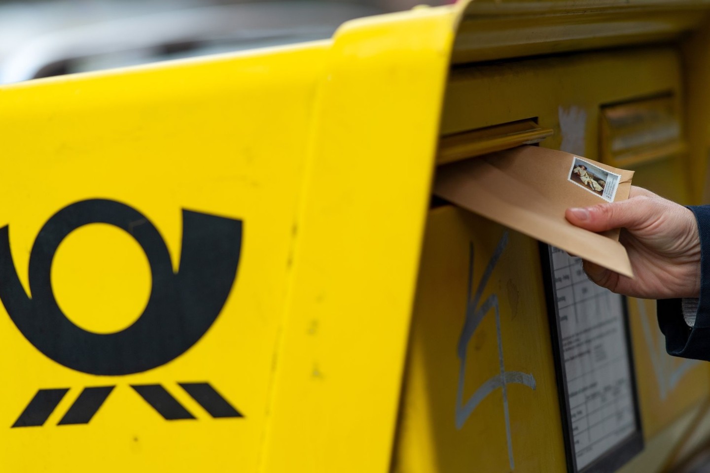 Mutmaßliche Drogenhändler sollen Drogen über eine Kölner Postfiliale verschickt haben (Symbolfoto).