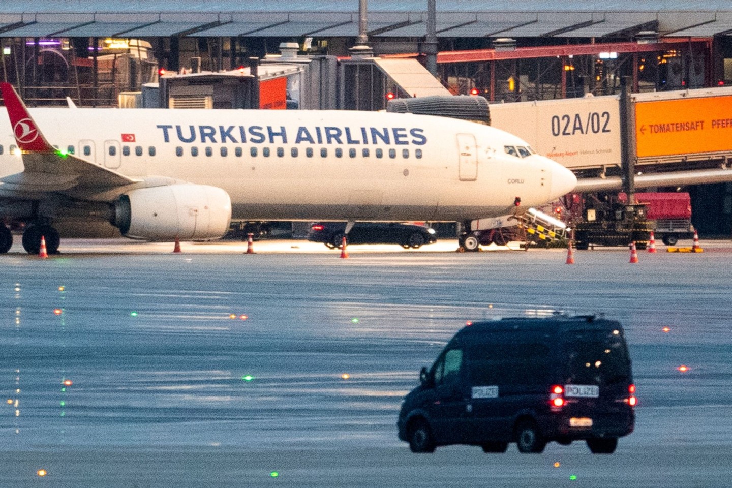 Ein bewaffneter Mann hält auf dem Airport in hamburg seine vierjährige Tochter in seiner Gewalt. Hintergrund soll nach Polizeiangaben ein Sorgerechtsstreit sein.