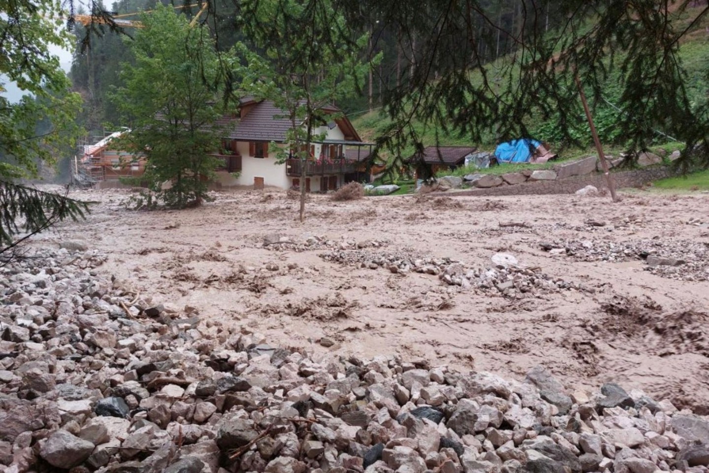 Schlamm und Wasser im oberen Pustertal in Sütdirol. Lokal heftige Gewitter mit Starkregen haben zu größeren Schäden geführt.