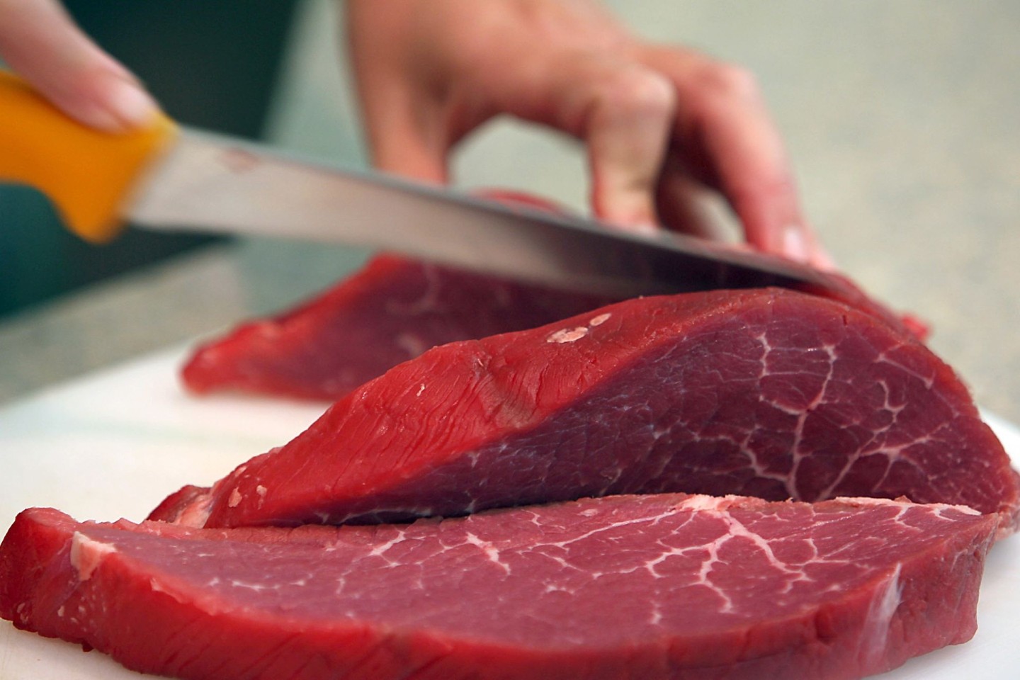 Rindfleisch wird geschnitten: Italien verbietet die Herstellung und den Verkauf von Laborfleisch.