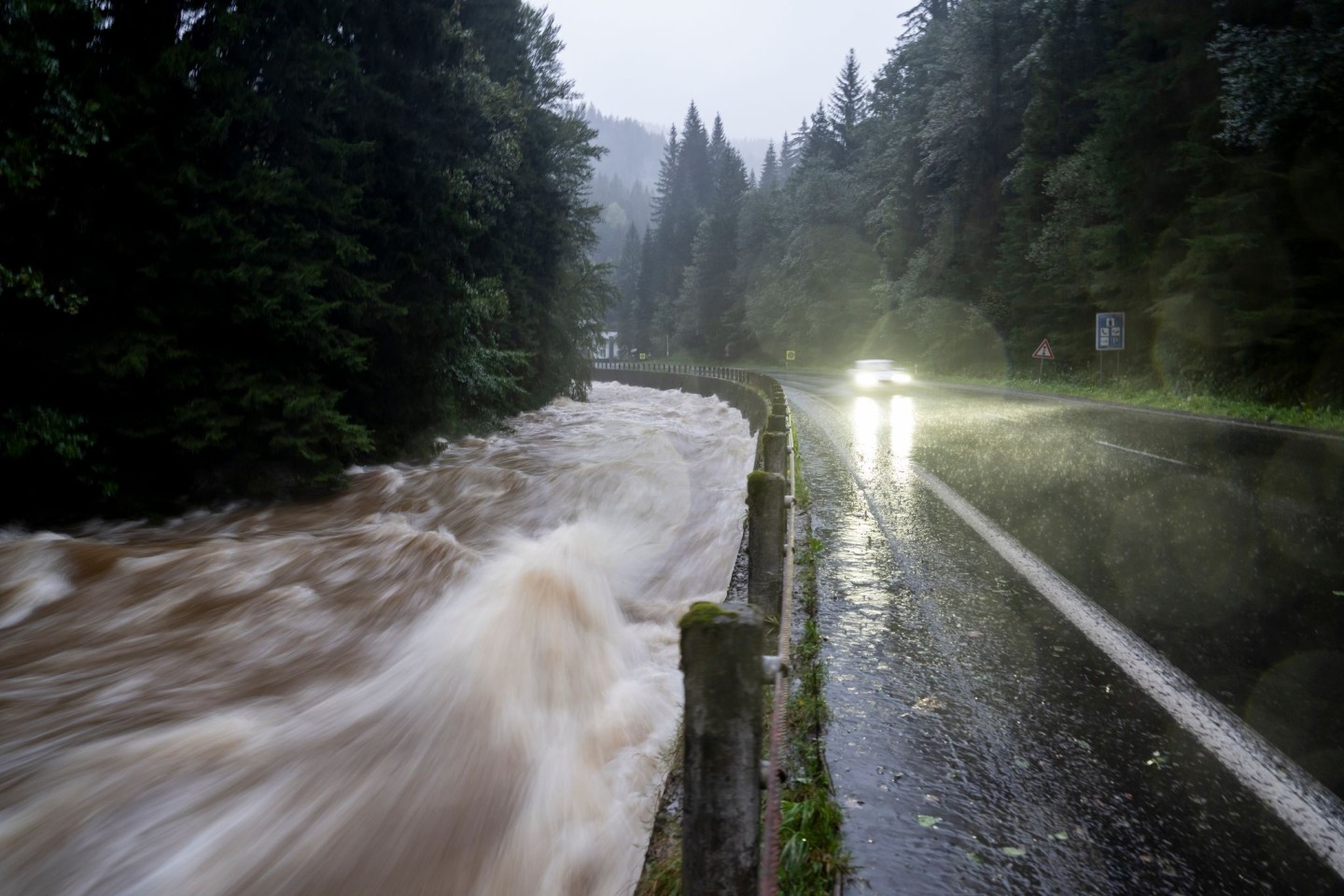 Die Elbe bei Vrchlabi im Riesengebirge ist nach dem Dauerregen zu einem reißenden Fluss geworden.