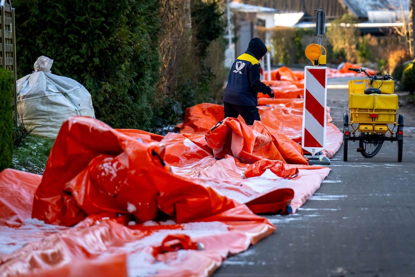 In Lilienthal wird ein mobiler Deich wieder abgebaut.