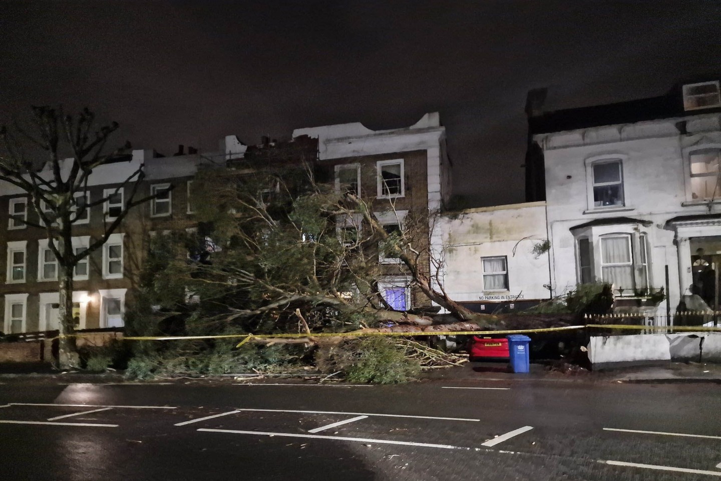 Von Sturm «Henk» verursachte Schäden in einer Straße in London.