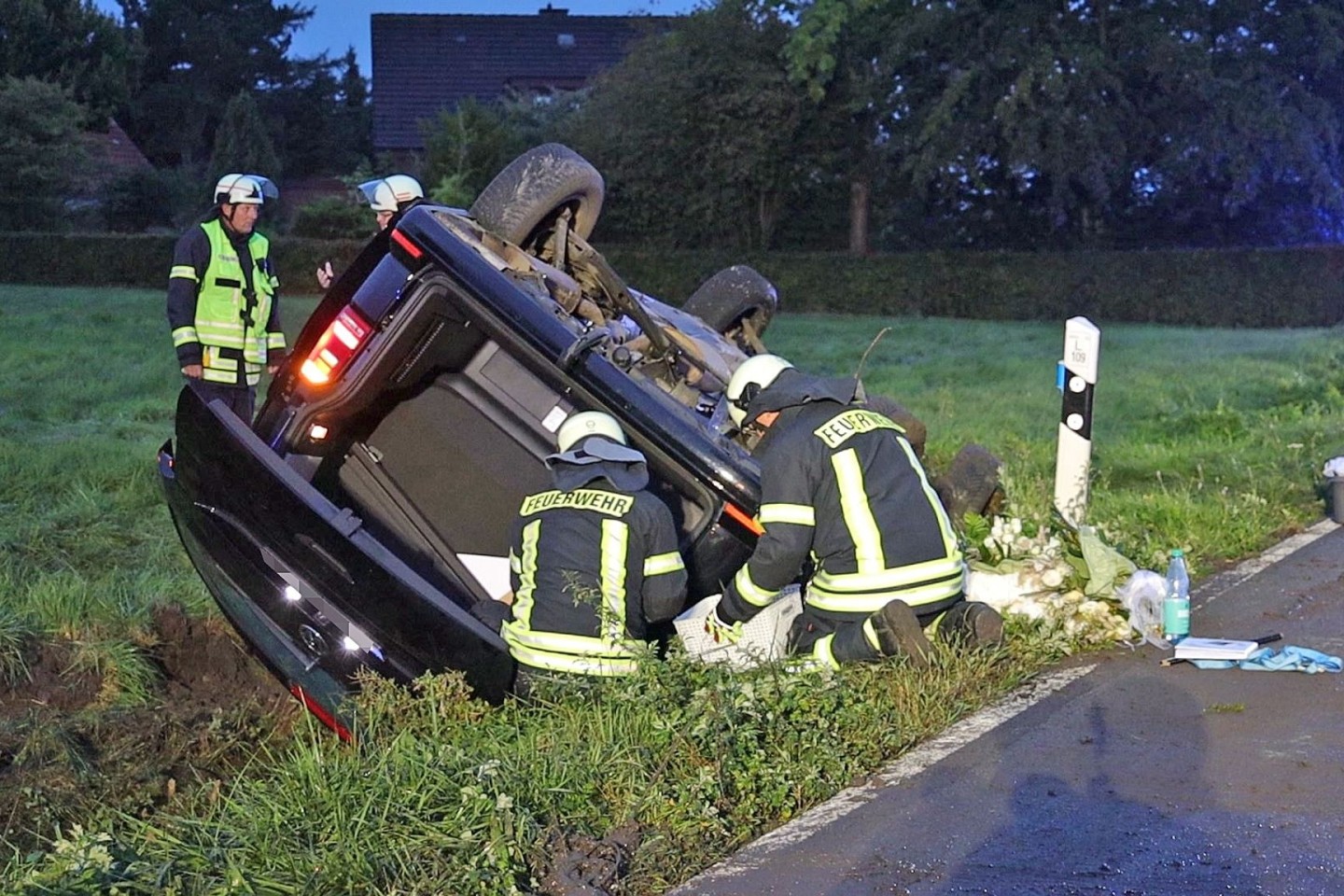 Ein Brautpaar und fünf Hochzeitsgäste sind bei einem Unfall im Landkreis Osnabrück verletzt worden.