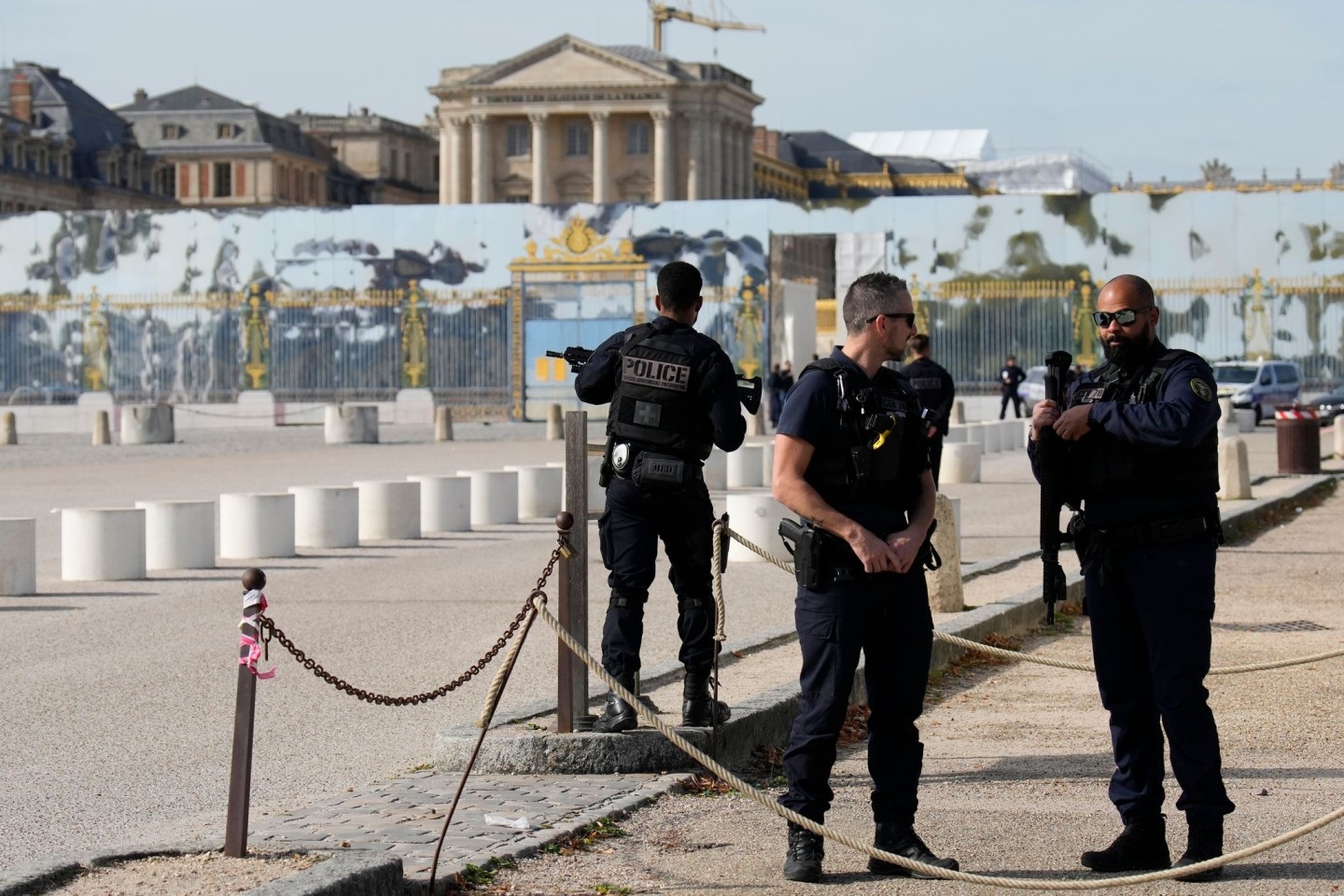 Nach einer Bombendrohung bewachen Polizisten den Eingang des Schlosses von Versailles (Oktober 2023).