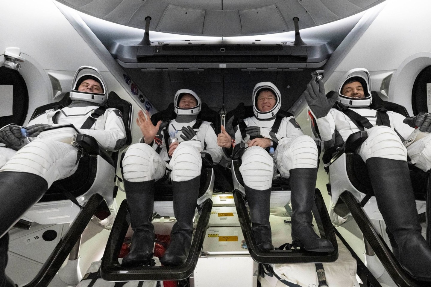 Der Roskosmos-Kosmonaut Andrej Fedjajew(l-r), der NASA-Astronaut Warren «Woody» Hoburg, der NASA-Astronaut Stephen Bowen und der Astronaut Sultan al-Nijadi aus den Vereinigten Arabischen E...